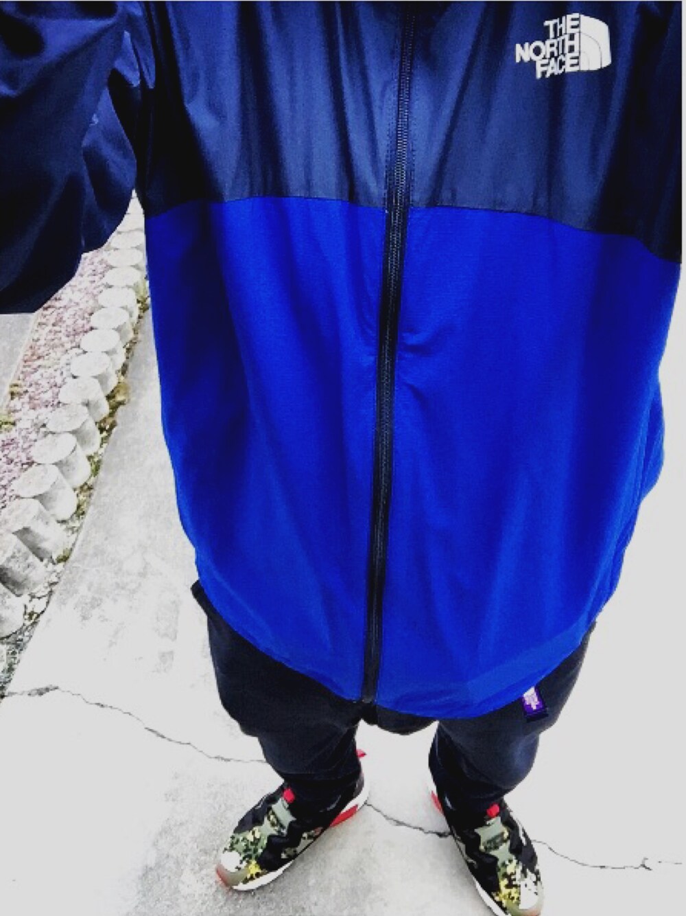 「THE NORTH FACE、THE NORTH FACE PURPLE LABEL、reebok、INSTA PUMP FURY、solebox、ナイロンジャケット、スウェット、スウェットパンツ」｜「THE NORTH FACEのザ・ノースフェイス / スワローテイル フーディ(メンズ）（ナイロンジャケット、ブルー系）」を使った、#rawsneaker.さん（メンズ・160cm）の春コーディネートの1枚目の写真