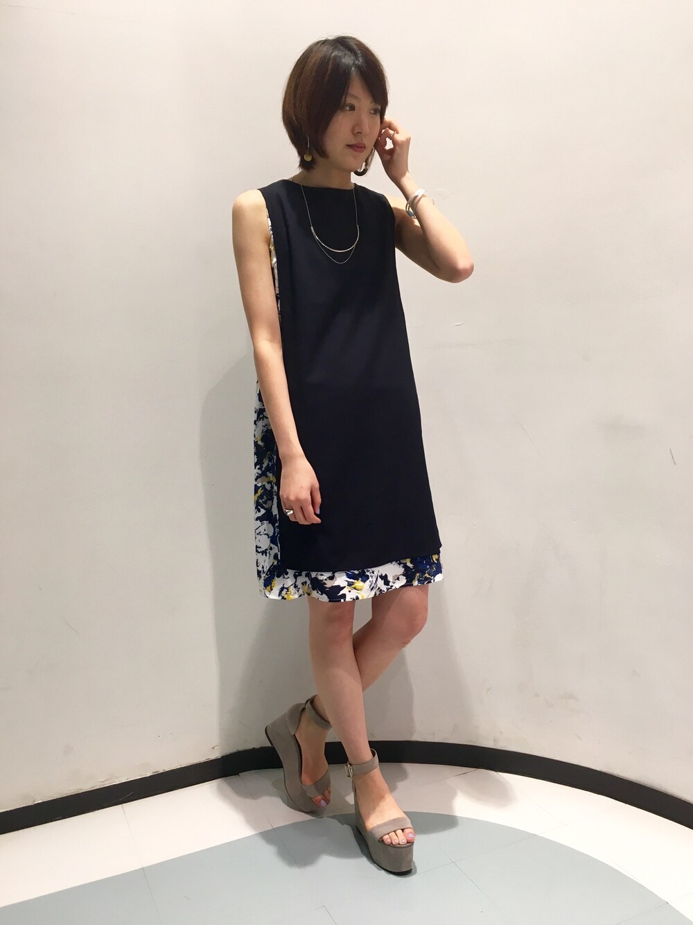 ブルー系のワンピース、グレー系のサンダル、シルバー系のバングル/リストバンドを着用したレディースの春コーディネートの1枚目の写真