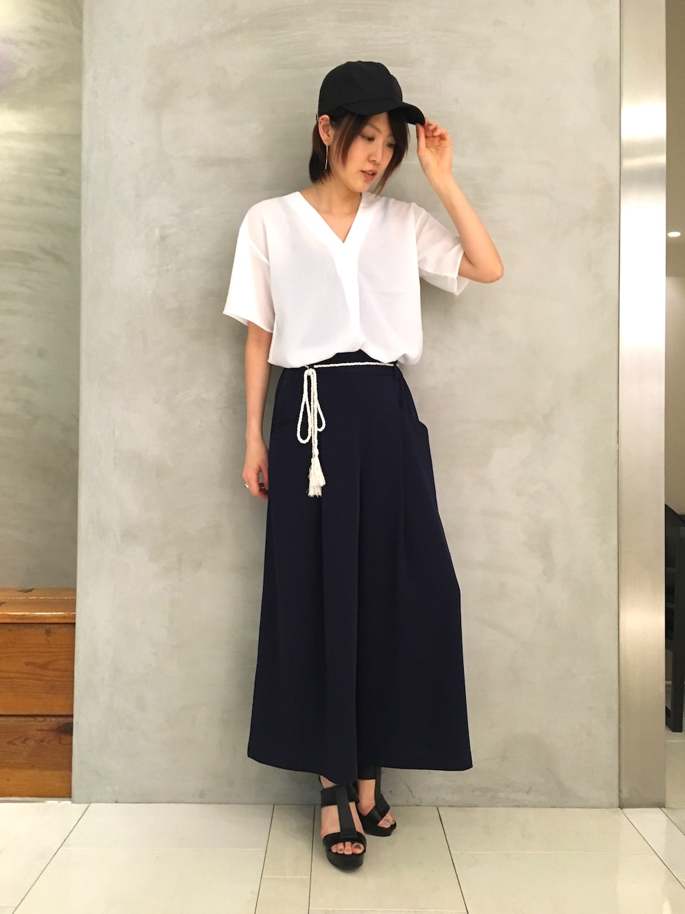ホワイト系のシャツ/ブラウス、ブルー系のその他パンツ、ブラック系のサンダルを着用したレディースの夏コーディネートの1枚目の写真