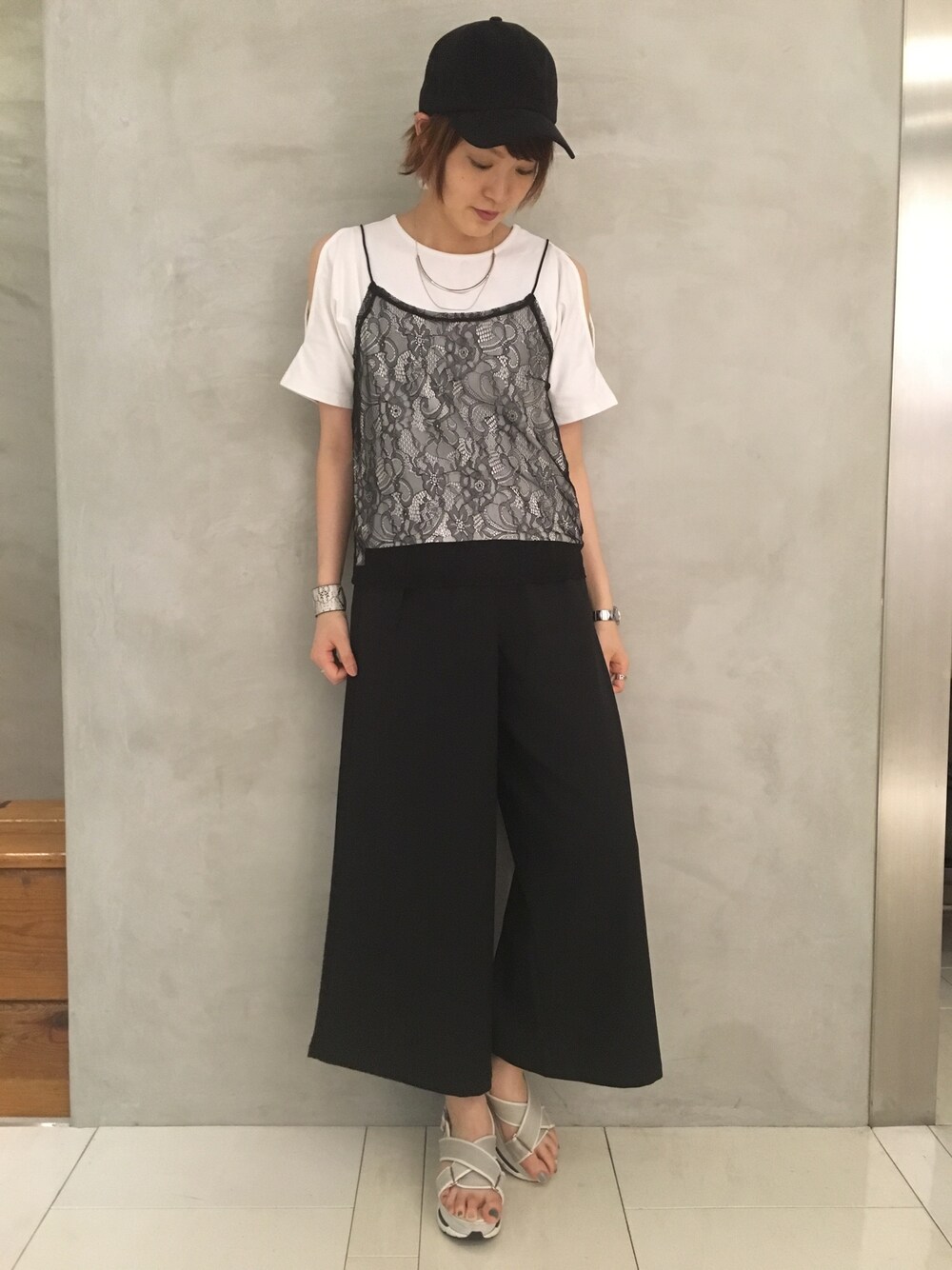 ホワイト系のTシャツ/カットソー、ブラック系のワンピース/ドレス、ホワイト系のサンダルを着用したレディースの夏コーディネートの1枚目の写真