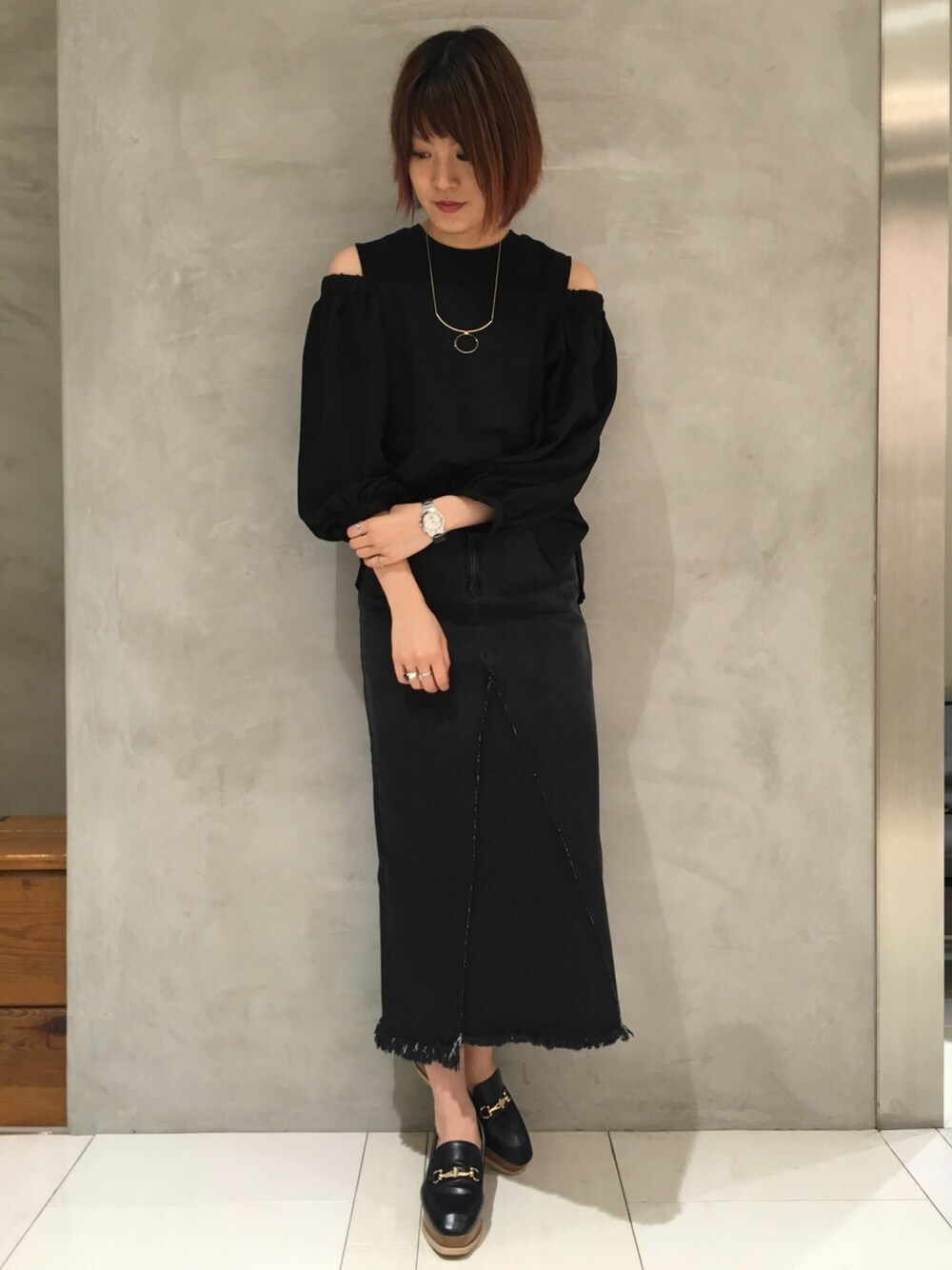 ブラック系のTシャツ/カットソー、ブラック系のデニムスカート、ブラック系のローファーを着用したレディースの夏コーディネートの1枚目の写真