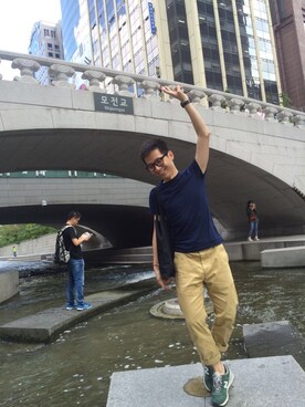 「H&M（エイチ・アンド・エム）のアイテム（Tシャツ/カットソー、ブルー系）」を使った、阿黄不是秋田犬さんの秋コーディネート