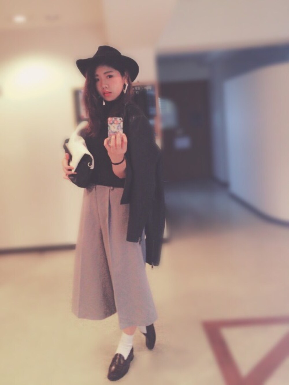 「jouetie、モード、モノトーン、ラフ、シンプルコーデ、秋服、ローファー、タートルネック、フェルトハット、BUNKA FASHIONISTA CONTEST」｜「OSMOSISのアイテム（クラッチバッグ、ブラック系）」を使った、COCOさん（レディース・173cm）の秋コーディネートの1枚目の写真