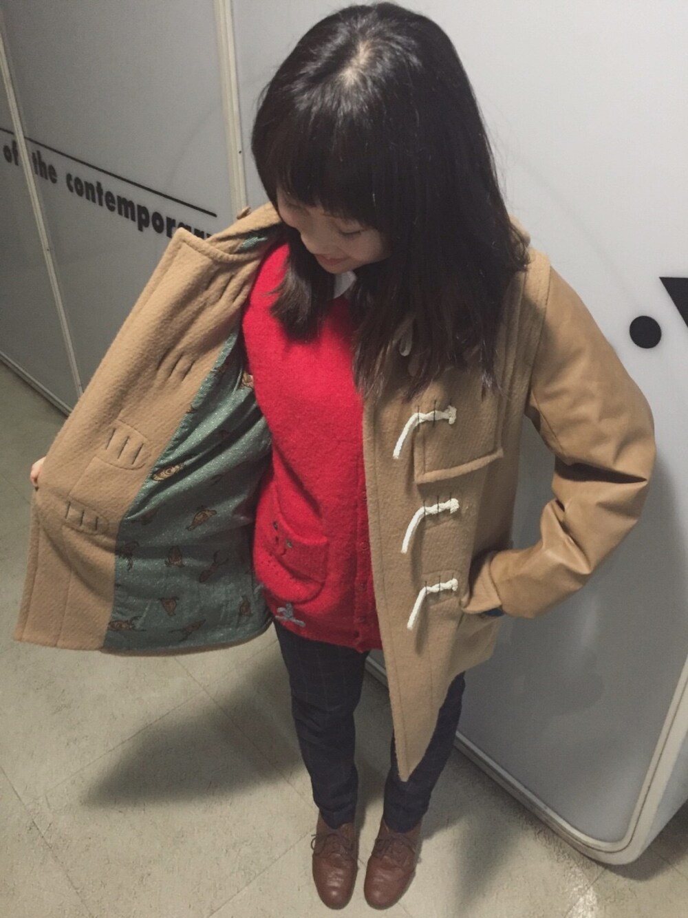 「UNIQLO、ne-net、earth music&ecology、ふくろう、雨の日、デート、アンクルパンツ、チェック柄、ダッフルコート、赤いカーディガン」｜「Ne-netの(S)トナカイウズラモッサ（その他アウター、ブラウン系）」を使った、ゆきちさん（レディース・149cm）の冬コーディネートの1枚目の写真