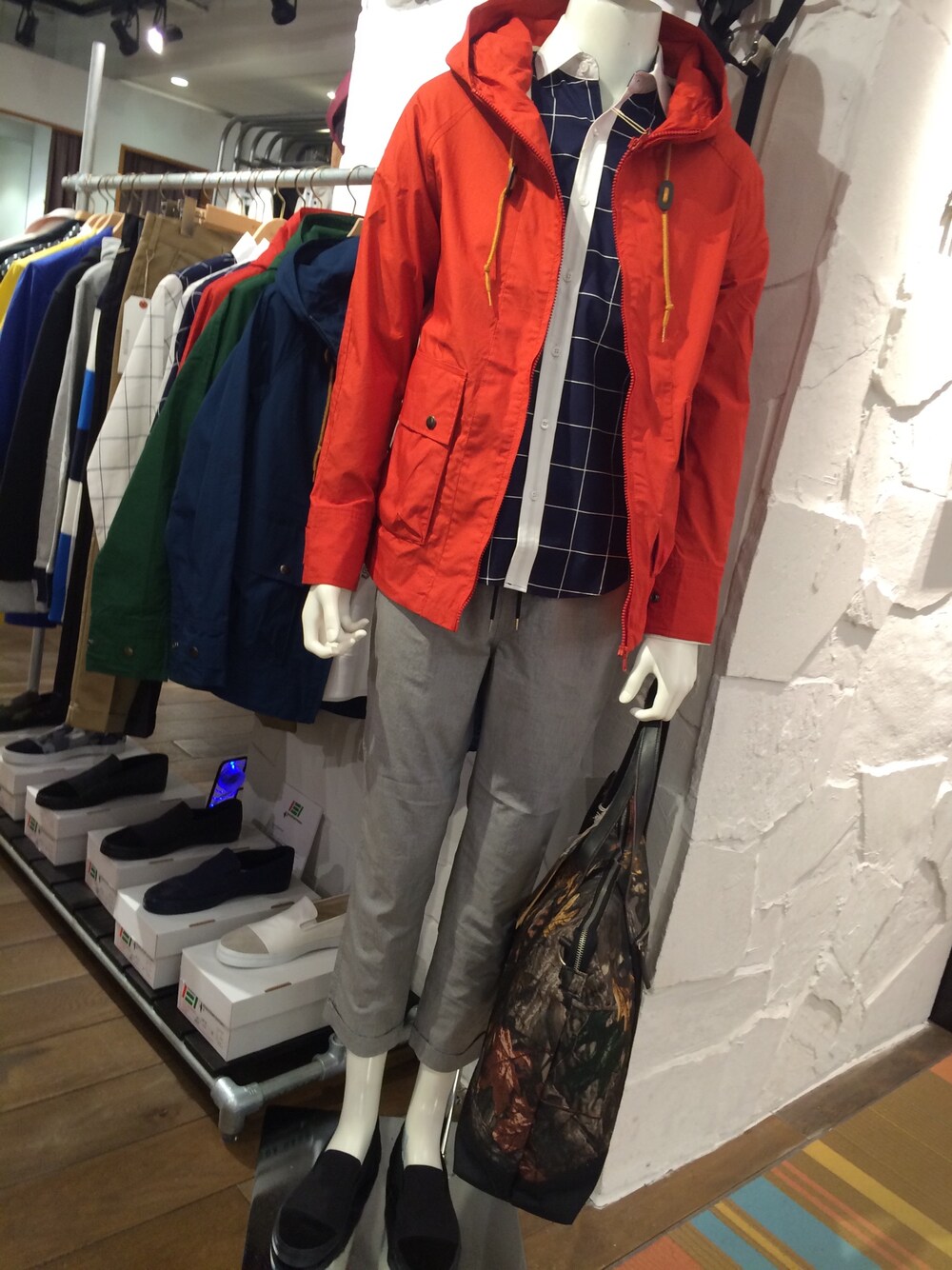 「クロップドパンツ、シャツスタイル、マウンテンパーカー、オレンジ、スラックス、ネイビー、グレー」｜「ADPOSIONのフィールドカットパーカー（その他アウター、オレンジ系）」を使った、C.E.Sさん（メンズ・180cm）の春コーディネートの1枚目の写真