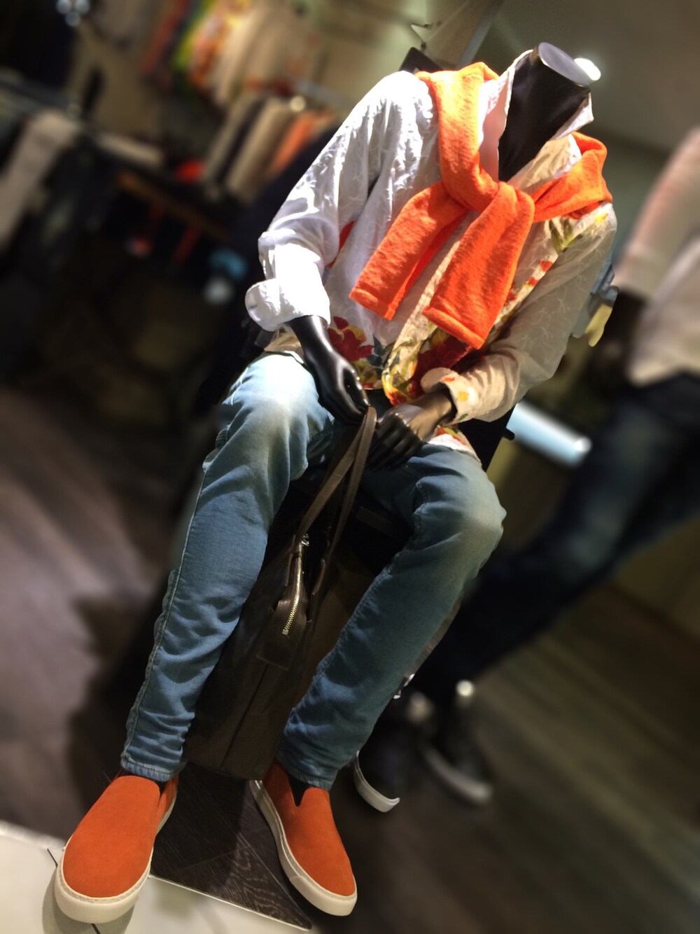 「straraggioのテープヤーンカットソーを首に巻いてカラーをオン。

インナー、シャツon ニット♪
CDのバリエーションが増えます。（Tシャツ/カットソー、オレンジ系）」を使った、C.E.Sさん（メンズ・180cm）の春コーディネートの1枚目の写真