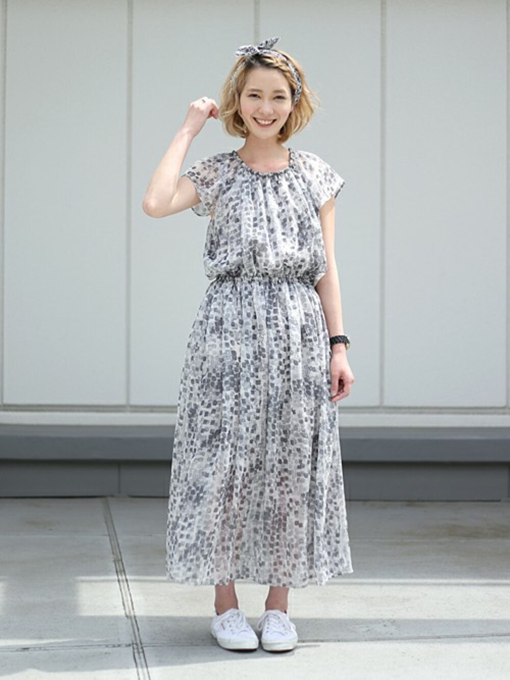 「スニーカー、カチューム、ロングワンピース、LIBERTY、SUPERGA」｜「And AのLIBERTYワイヤーカチューム/T0201/T0203（カチューシャ、ブルー系）」を使った、わかさん（レディース・160cm）の夏コーディネートの1枚目の写真