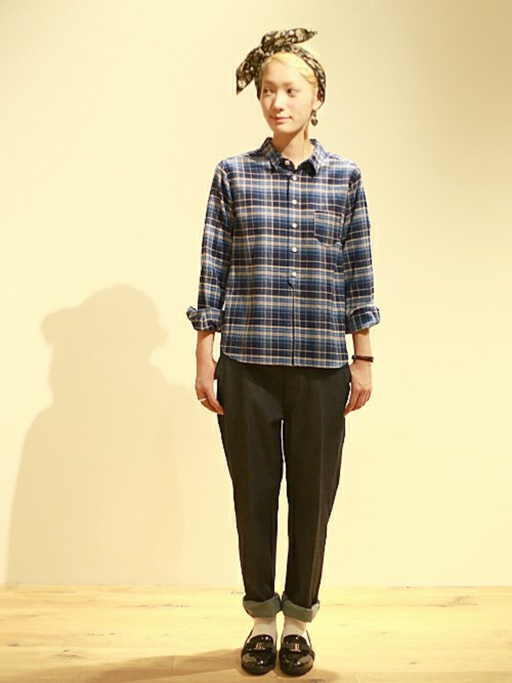 「ジーンズ、ネルシャツ、カチューム」｜「And AのCORNER FLANNEL SHIRTS【予約商品】（シャツ/ブラウス、ブルー系）」を使った、わかさん（レディース・160cm）の秋コーディネートの1枚目の写真
