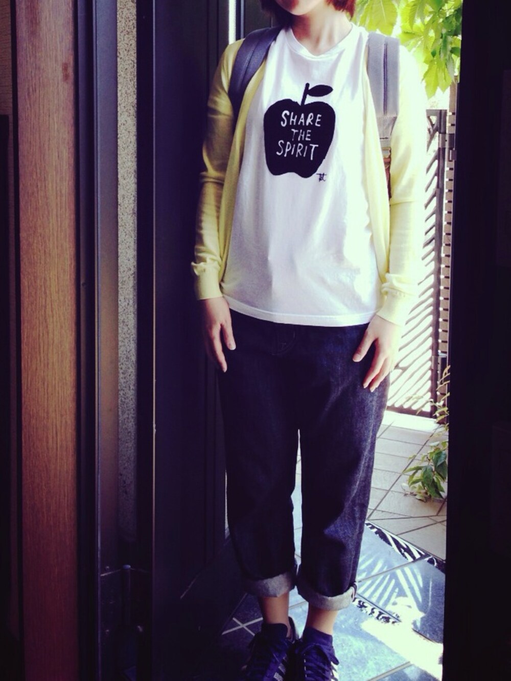 「ビタミンカラー、フルーツ柄、Tシャツ×デニム、ボーイフレンドデニム」｜「BEAMS TのPalm Graphics / Apple（Tシャツ/カットソー、ホワイト系）」を使った、きゃみさん（レディース・154cm）の春コーディネートの1枚目の写真