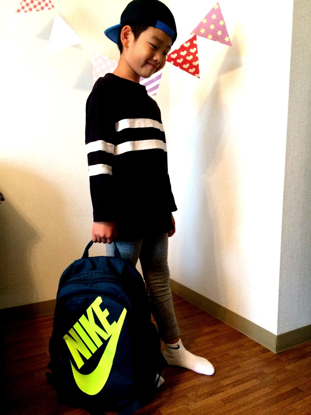「NIKEの【NIKE】バックパック（バックパック/リュック、グリーン系）」を使った、hiro0813さん（キッズ・133cm）の秋コーディネートの1枚目の写真