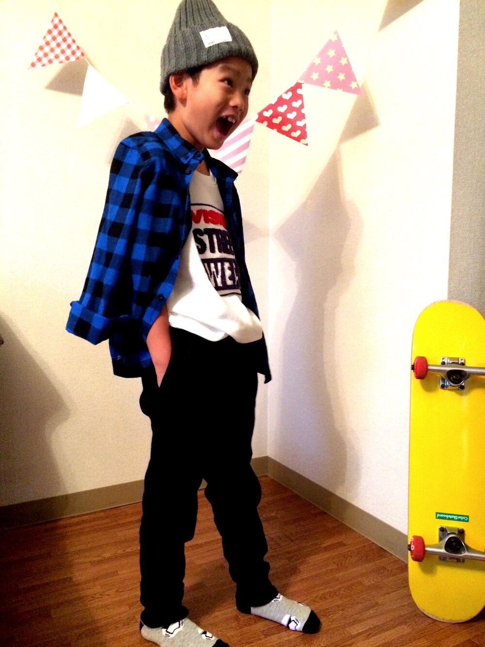 「VISION STREET WEARのアイテム（Tシャツ/カットソー、ホワイト系）」を使った、hiro0813さん（キッズ・133cm）の秋コーディネートの1枚目の写真