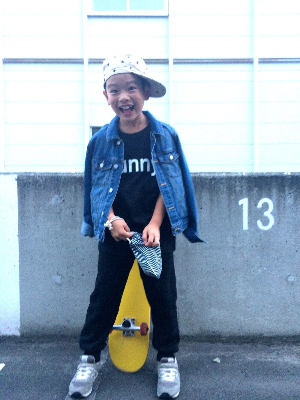 「カジュアルコーデ、男の子コーデ、キッズコーデ、ニューバランス、ワントーンコーデ」｜「THE SHOP TK のSunnyロゴロングTシャツ（Tシャツ/カットソー、ブラック系）」を使った、hiro0813さん（キッズ・133cm）の秋コーディネートの1枚目の写真