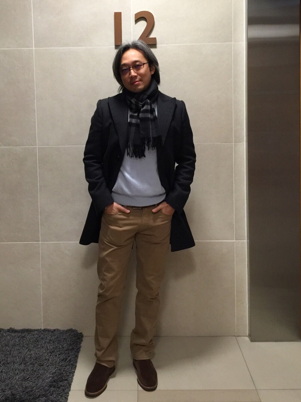 「business casual」｜「RALPH LAURENのアイテム（スラックス、ベージュ系）」を使った、Alison さん（メンズ・173cm）の冬コーディネートの1枚目の写真