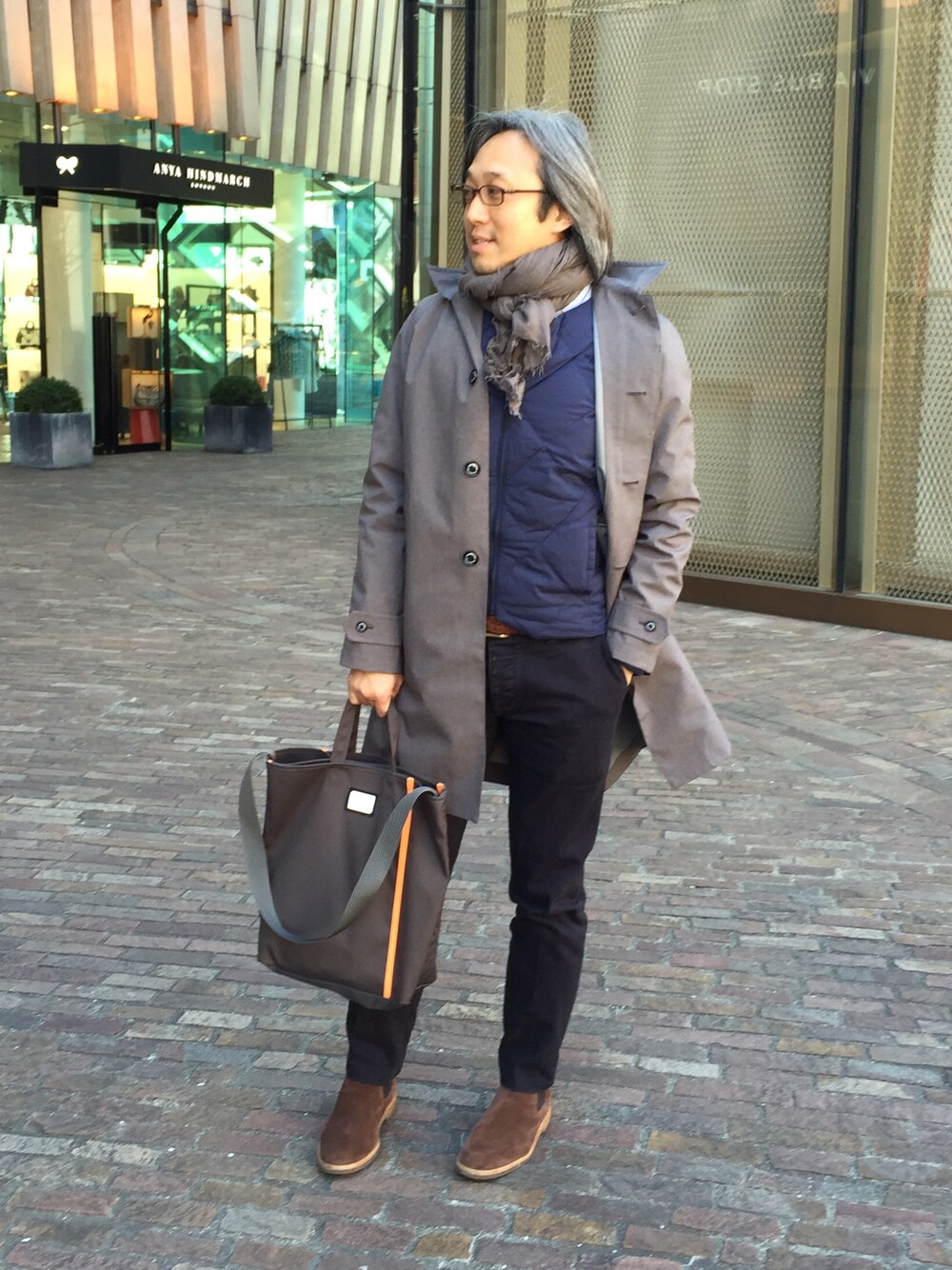 「walking on 表參道」｜「Northface black labelのアイテム（トレンチコート、グレー系）」を使った、Alison さん（メンズ・173cm）の冬コーディネートの1枚目の写真