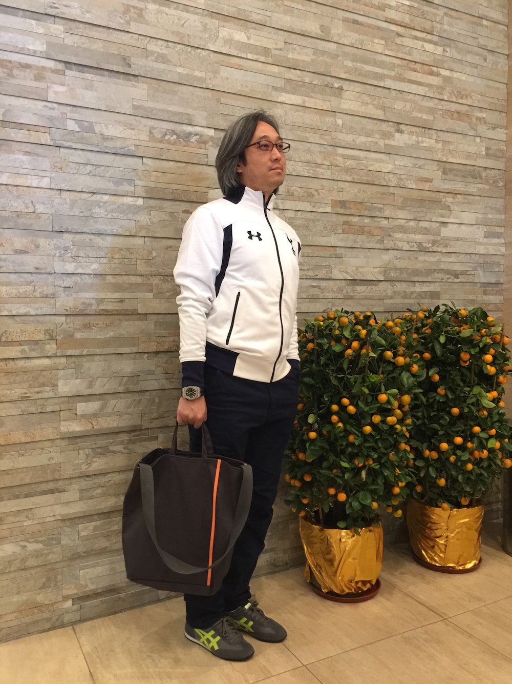 「shopping in causeway bay」｜「UNDER ARMOURのアイテム（ジャケット/アウター、ホワイト系）」を使った、Alison さん（メンズ・173cm）の冬コーディネートの1枚目の写真