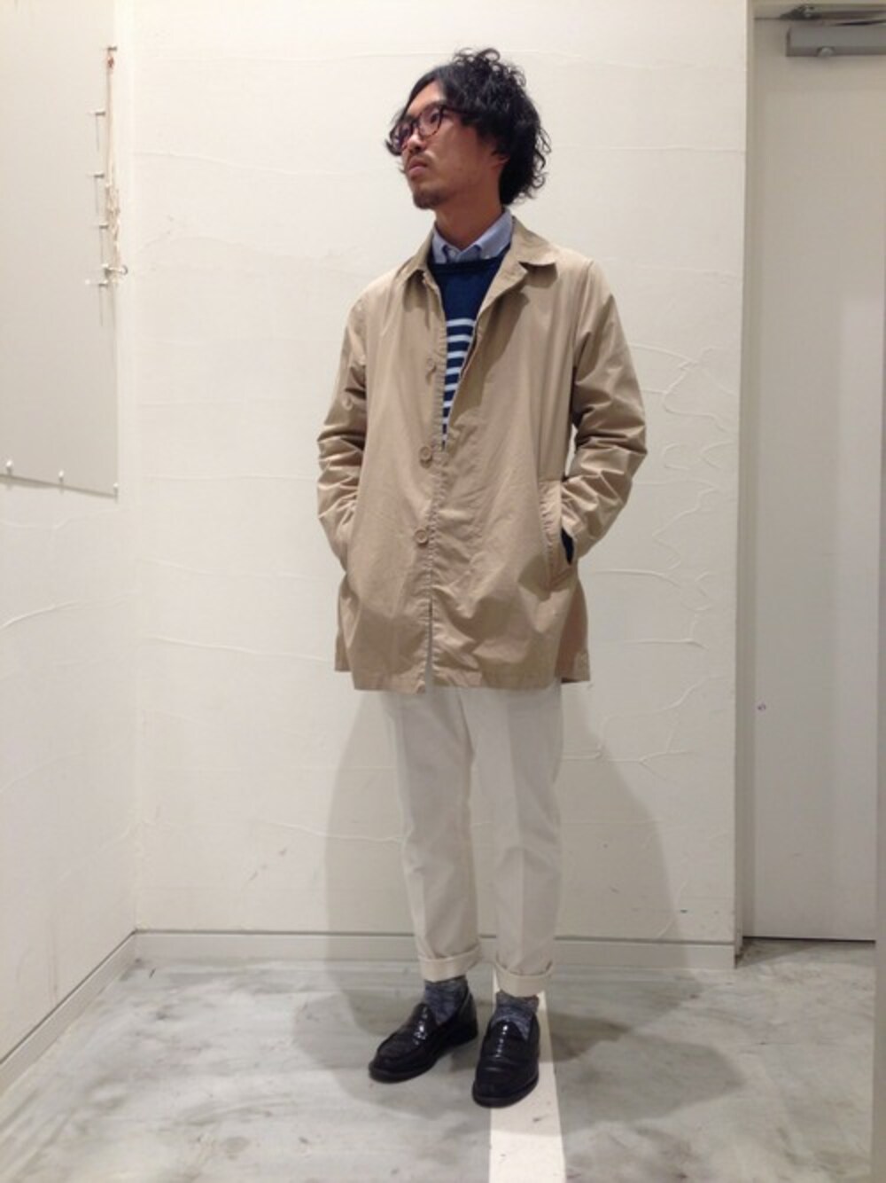 「ホワイト、ブルー、ショップコート」｜「MYSELF ABAHOUSEのC/Pe19Wｻﾏｰｺｰﾃﾞｭﾛｲﾊﾟﾝﾂ（スラックス、ホワイト系）」を使った、戸村 泰輔さん（メンズ・172cm）の春コーディネートの1枚目の写真