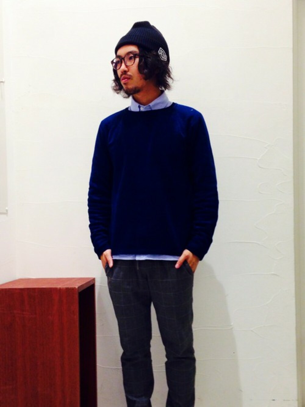「レイヤードスタイル、インディゴ、ウィンドウペン、エブリデイバイコレックス/マイセルフアバハウス(everyday by collex/MYSELF ABAHOUSE)、チエックパンツ」｜「MYSELF ABAHOUSEのﾛｲﾔﾙｵｯｸｽBD　1/2（シャツ/ブラウス、ブルー系）」を使った、戸村 泰輔さん（メンズ・173cm）の秋コーディネートの1枚目の写真