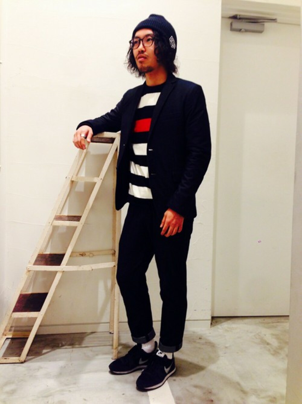 「ボーダー、カシミア、JK、エブリデイバイコレックス/マイセルフアバハウス(everyday by collex/MYSELF ABAHOUSE)」｜「MYSELF ABAHOUSEの12GG綿･ｶｼﾐﾔﾎﾞｰﾀﾞｰﾆｯﾄ（ニット/セーター、レッド系）」を使った、戸村 泰輔さん（メンズ・172cm）の秋コーディネートの1枚目の写真