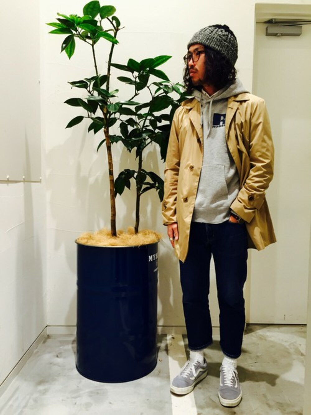 「ワントーンコーデ、ステンカラーコート、プルオーバーパーカー、柄ソックス、RUSSELL ATHLETIC、everyday by collex/MYSELF ABAHOUSE(everyday by collex/MYSELF ABAHOUSE)」｜「MYSELF ABAHOUSEのRUSSELL 別注スウェットPULLパーカー（パーカー、グレー系）」を使った、戸村 泰輔さん（メンズ・172cm）の冬コーディネートの1枚目の写真