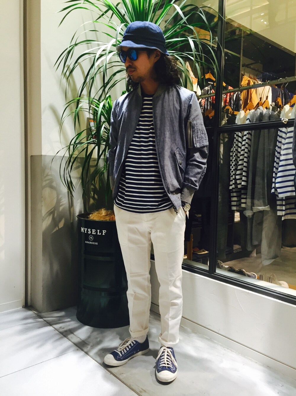 ブルー系のTシャツ/カットソー、ホワイト系のその他パンツ、ブルー系のブルゾンを着用したメンズの春コーディネートの1枚目の写真