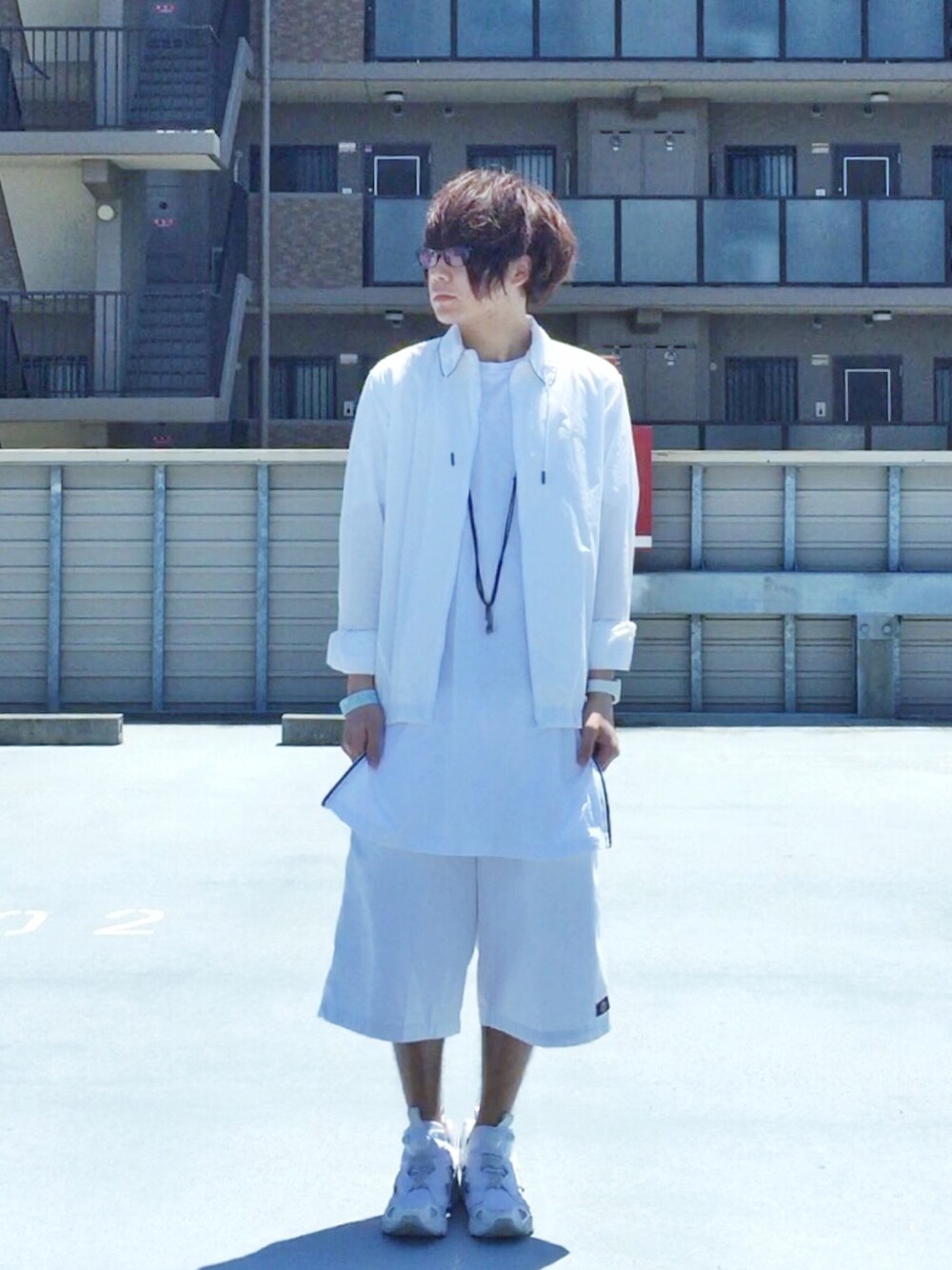「オールホワイト、ワイドパンツ、ハーフパンツ、ロングTシャツ、メガネ男子、PUMP FURY、reebok、レイヤードスタイル、白シャツ、ハイテクスニーカー」｜「PUMA by MIHARA YASUHIROのサイクリングシャツ（シャツ/ブラウス、ホワイト系）」を使った、りょーたさん（メンズ・169cm）の春コーディネートの1枚目の写真