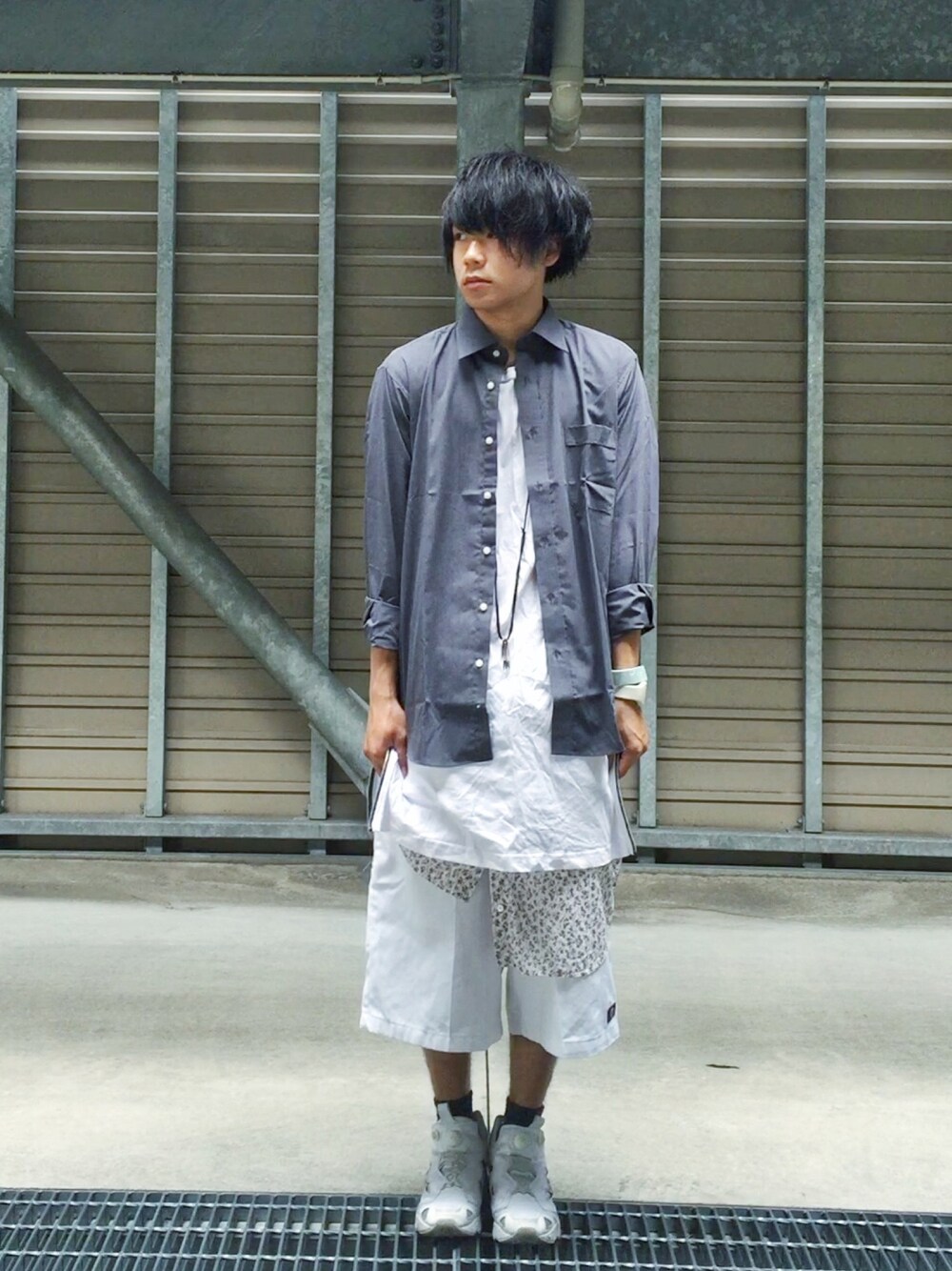 「レイヤードスタイル、ワイドパンツ、ホワイト、ホワイトパンツ、ロングシャツ、腰巻きスタイル、PUMP FURY、ハイテクスニーカー、シンプル、スポーツミックス」｜「HIROKO KOSHINOのアイテム（シャツ/ブラウス、グレー系）」を使った、りょーたさん（メンズ・169cm）の夏コーディネートの1枚目の写真