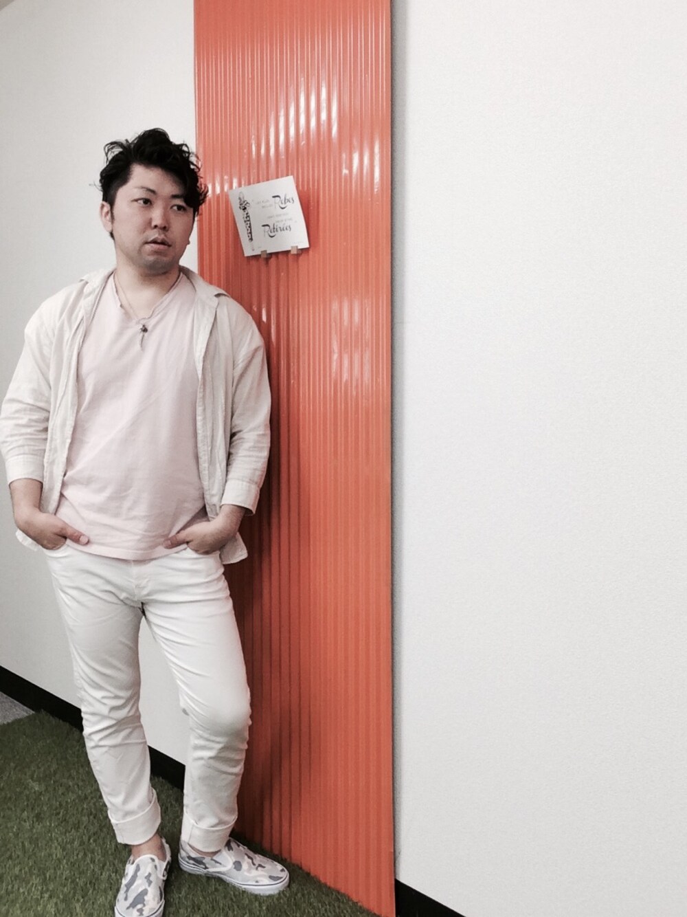 ベージュ系のシャツ/ブラウス、ピンク系のTシャツ/カットソー、ホワイト系のその他パンツを着用したメンズの夏コーディネートの1枚目の写真