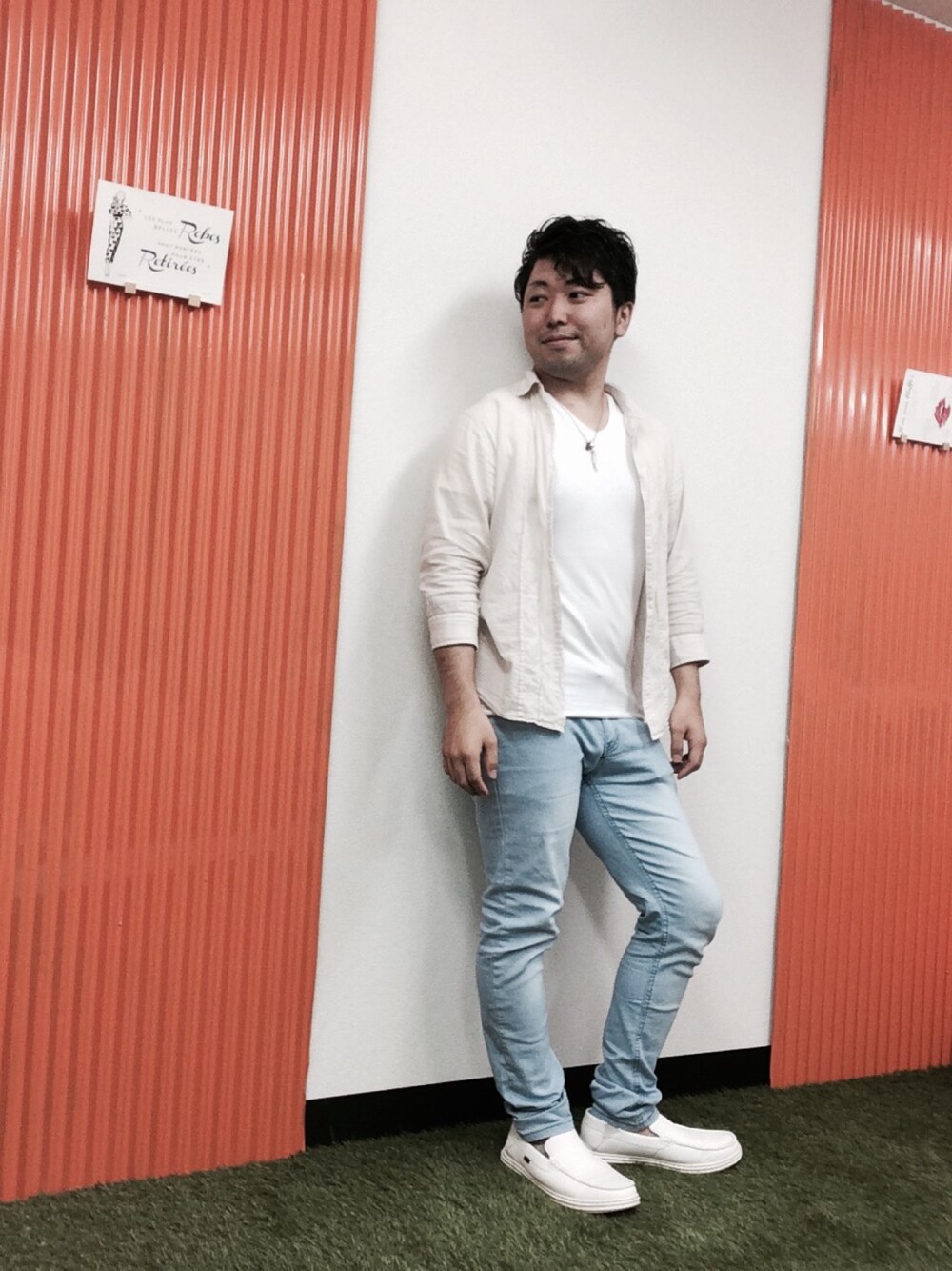 ベージュ系のシャツ/ブラウス、ホワイト系のTシャツ/カットソー、ブルー系のその他パンツを着用したメンズの夏コーディネートの1枚目の写真
