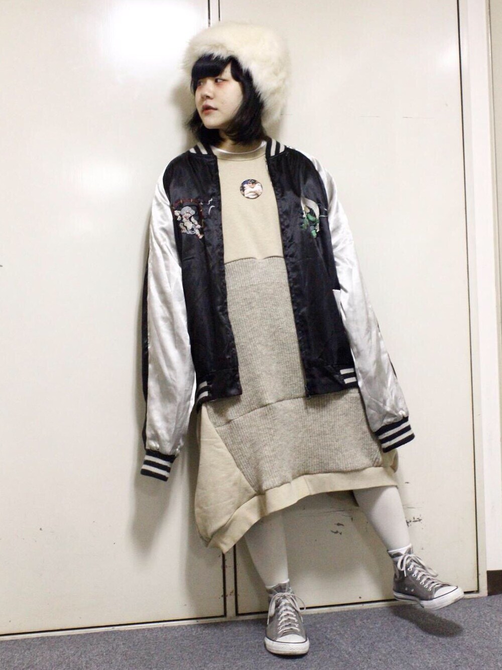 「CONVERSEのアイテム（スニーカー、グレー系）」を使った、まいかさん（レディース・152cm）の冬コーディネートの1枚目の写真