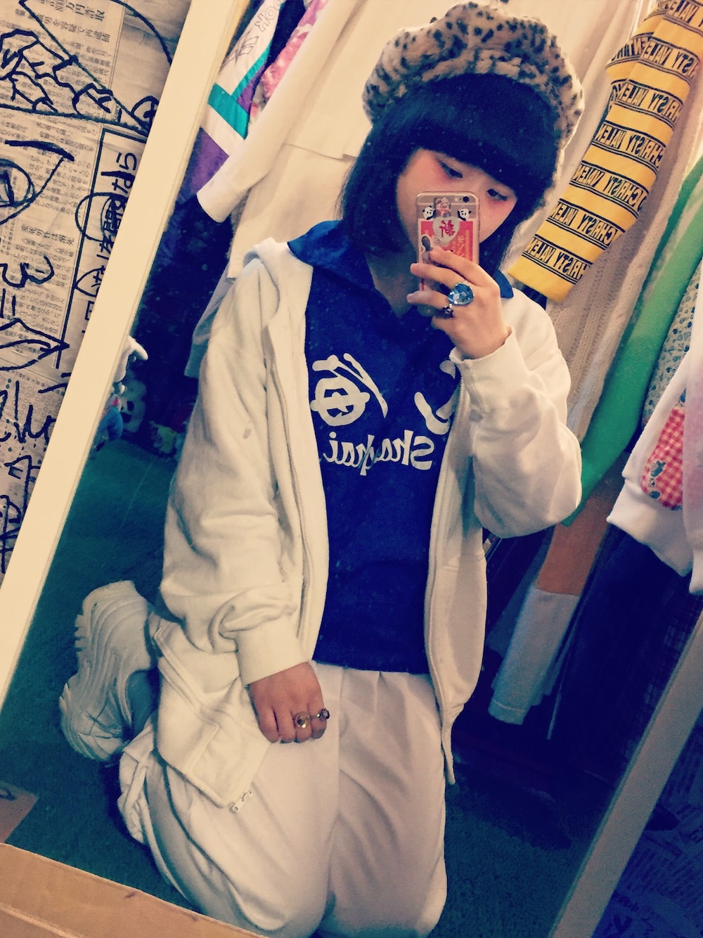 「SKECHERSのアイテム（スニーカー、ホワイト系）」を使った、まいかさん（レディース・152cm）の冬コーディネートの1枚目の写真