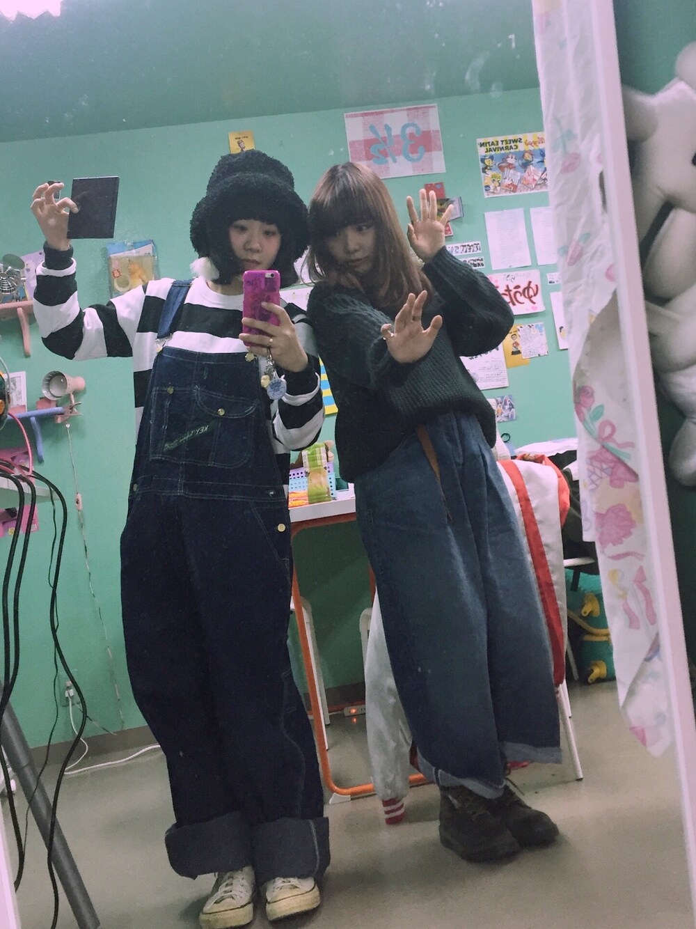 「オーバーオール、デニム、ボーダー」｜「CONVERSEのアイテム（スニーカー、ホワイト系）」を使った、まいかさん（レディース・152cm）の冬コーディネートの1枚目の写真