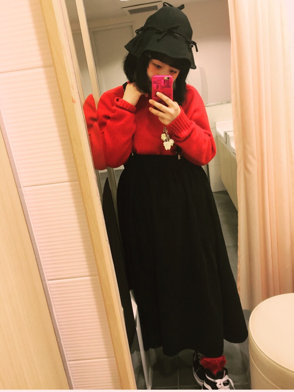 「Vivienne Westwood、赤、VANS」｜「Vivienne Westwoodのアイテム（ハット、ブラック系）」を使った、まいかさん（レディース・152cm）の冬コーディネートの1枚目の写真