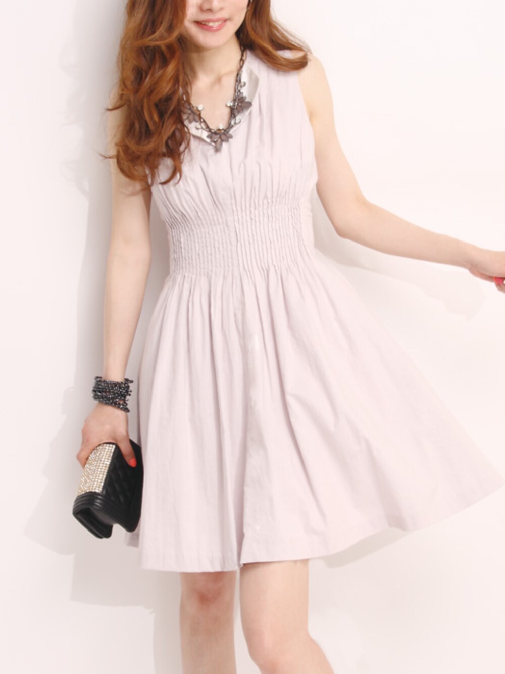 「ワンピース、バイカラー、フィットアンドフレア、ノースリーブ、 夏、MURIEL&MERCURIA、フィット&フレア、 MURIEL、 マリエル」｜「MURIEL&MERCURIAのフィット&フレア襟付タックワンピース（ワンピース、グレー系）」を使った、kumiko-kuさん（レディース・160cm）の夏コーディネートの1枚目の写真