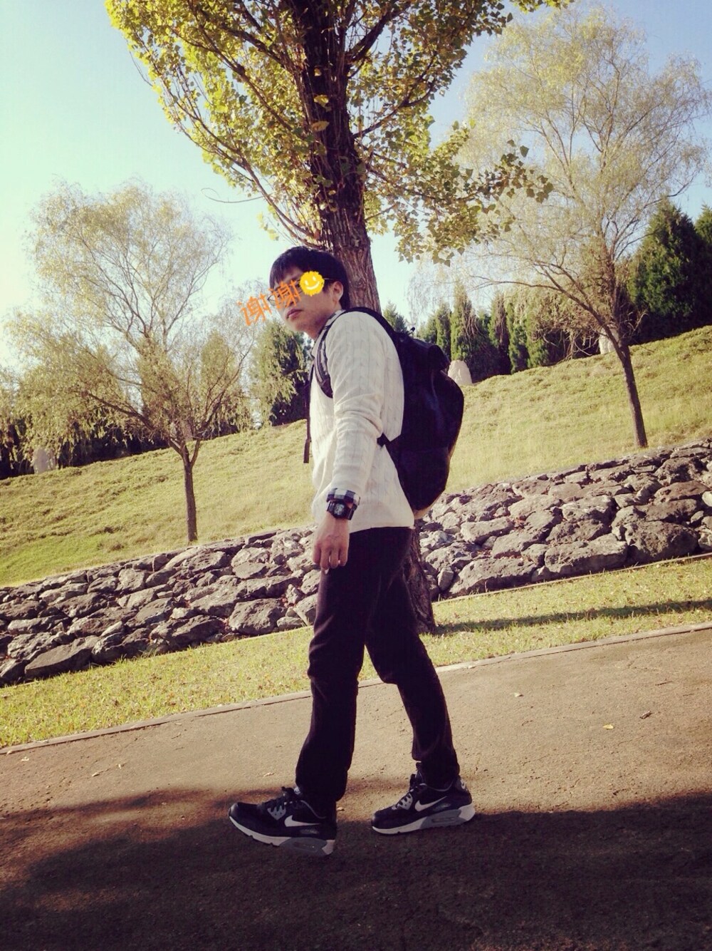 ホワイト系のニット/セーター、ブラック系のスニーカー、ブラック系のバックパック/リュックを着用したメンズの秋コーディネートの1枚目の写真