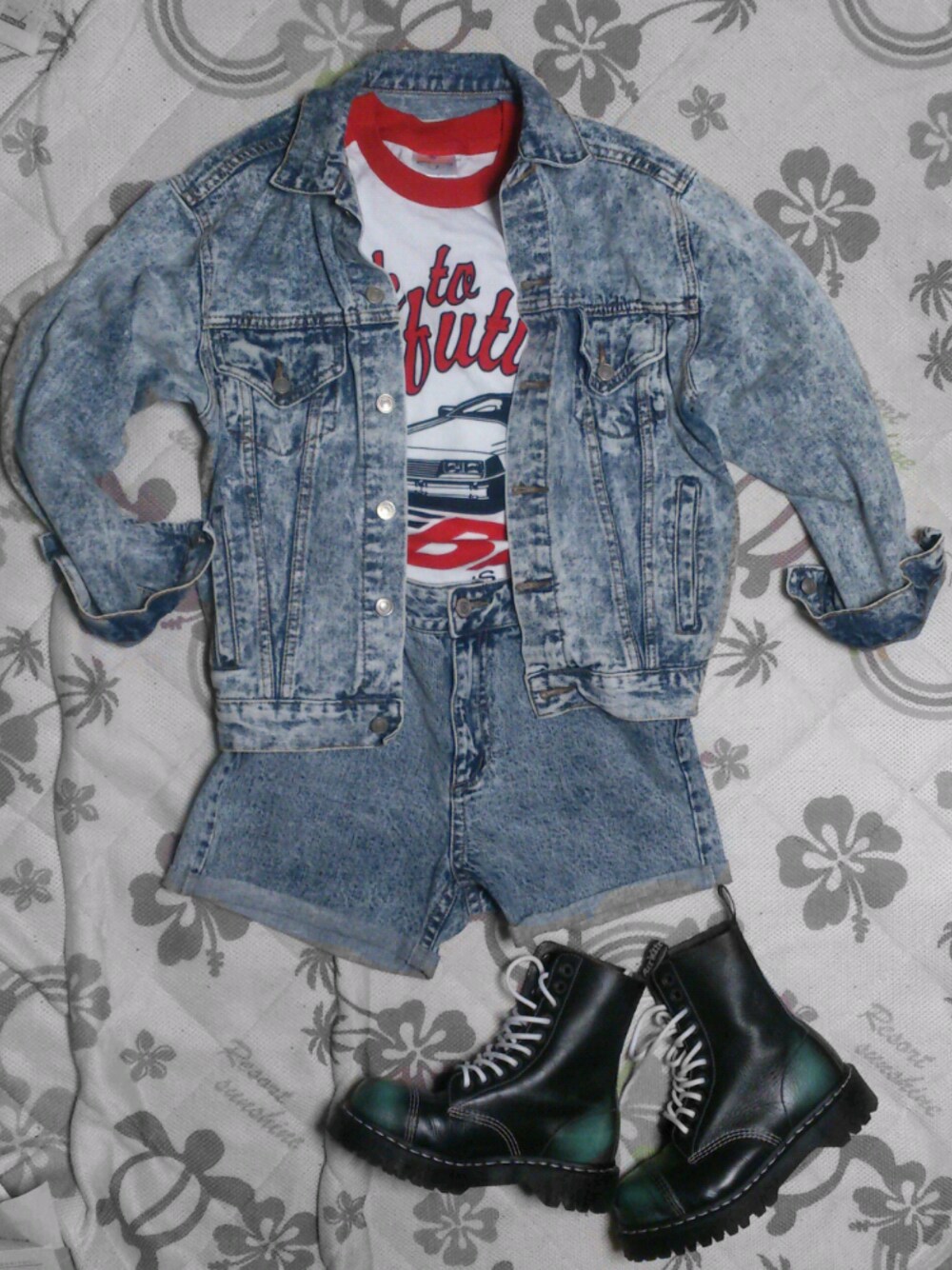 「ケミカルウォッシュ、セットアップ、Tシャツ、Dr.Martens、マーチン、ケミカルデニム」｜「デニムジャケット（デニムジャケット、その他）」を使った、Nさん（レディース・152cm）の夏コーディネートの1枚目の写真