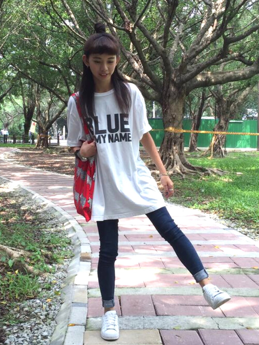「SJYP、blueismyname、korea、jeans、Sunnyday、ootd、marimekko」｜「SJYPのアイテム（Tシャツ/カットソー、ホワイト系）」を使った、Sheng-Ning Chengさん（レディース・160cm）の春コーディネートの1枚目の写真
