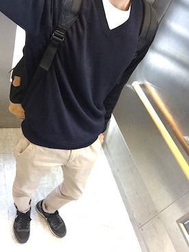 「UNIQLO（ユニクロ）のMEN エクストラファインメリノVネックセーター（長袖）（ニット/セーター、ブルー系）」を使った、shinさん（メンズ・171cm）の秋コーディネート