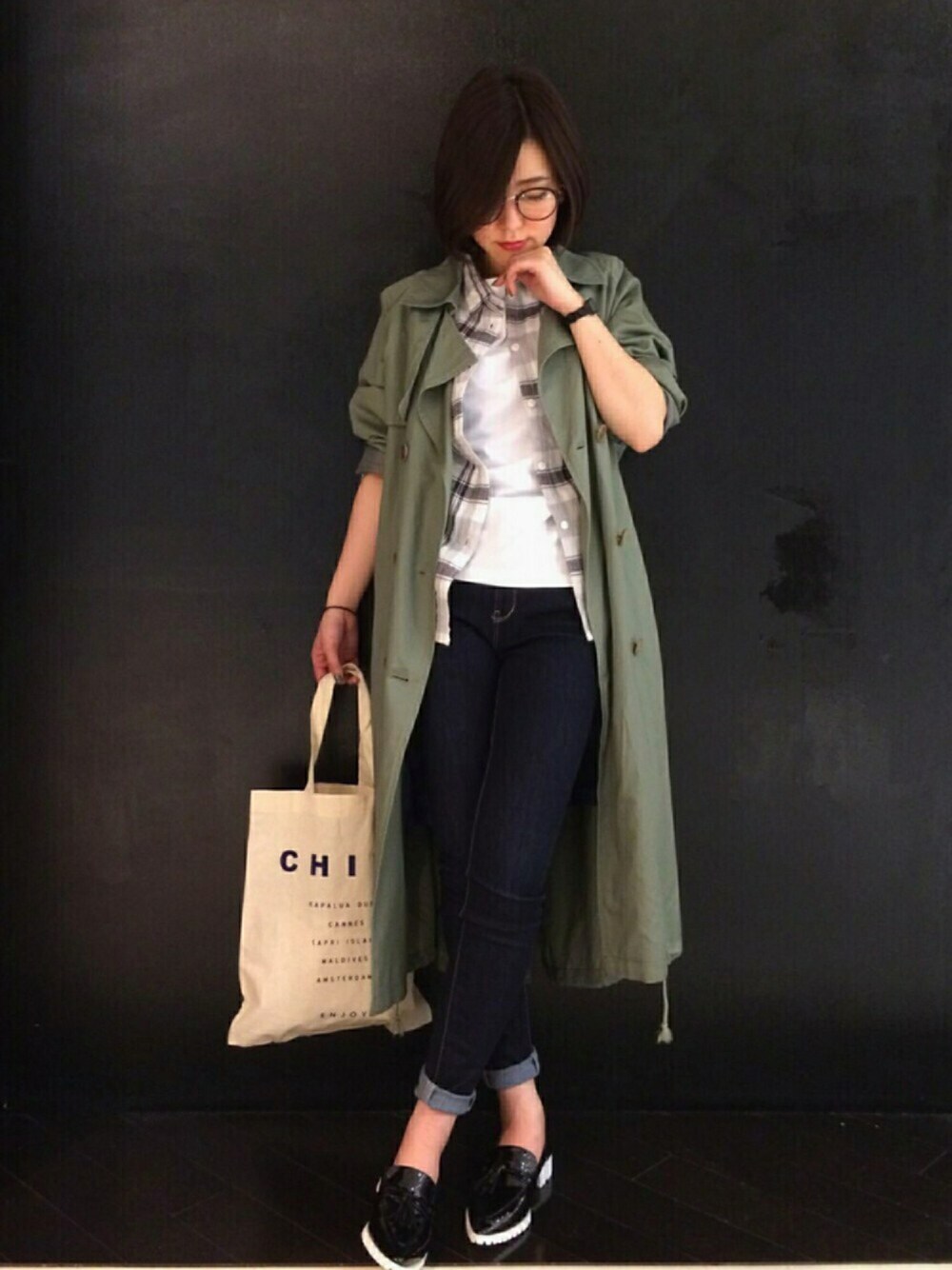 「シンプル、オトナカジュアル、はるコーデ、AZUL by moussy、トレンチコート、カーキ、チェックシャツ、デニム、インディゴデニム」｜「AZUL by moussyのコットントレンチコート（トレンチコート、グリーン系）」を使った、mutsumi mikiさん（レディース・156cm）の春コーディネートの1枚目の写真