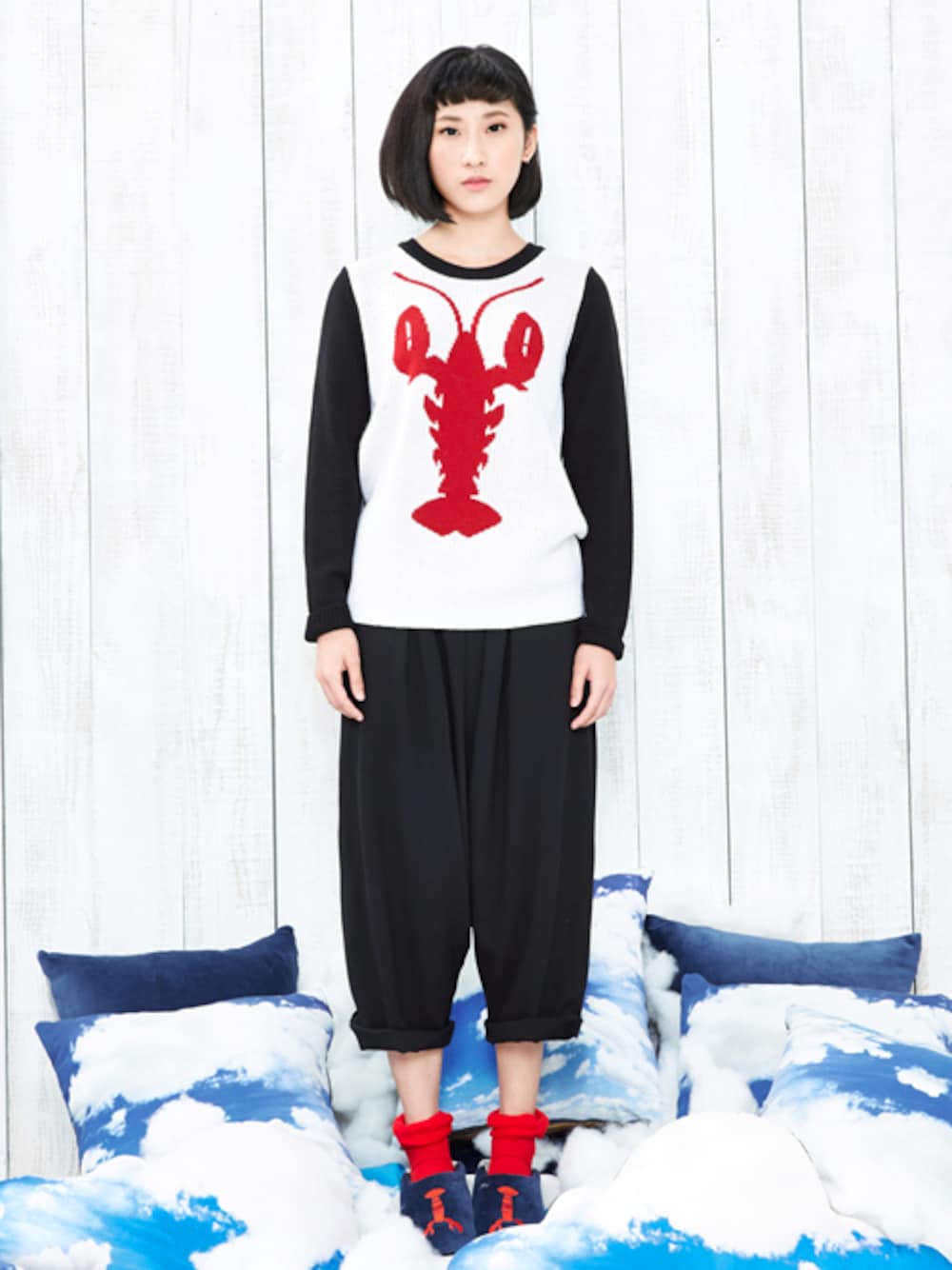 ブラック系のチノパンツ、ホワイト系のニット/セーターを着用したレディースの秋コーディネートの1枚目の写真