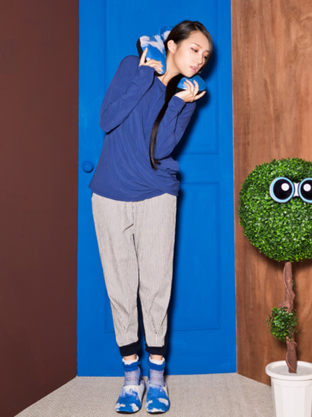 ブルー系のその他トップス、ホワイト系のその他パンツ、ブルー系のその他シューズを着用したレディースの冬コーディネートの1枚目の写真