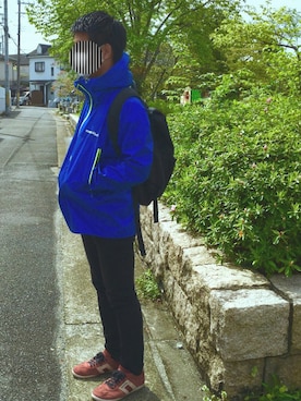 「アイテム（マウンテンパーカー、ブルー系）」を使った、とーーもさん（メンズ・175cm）の春コーディネート