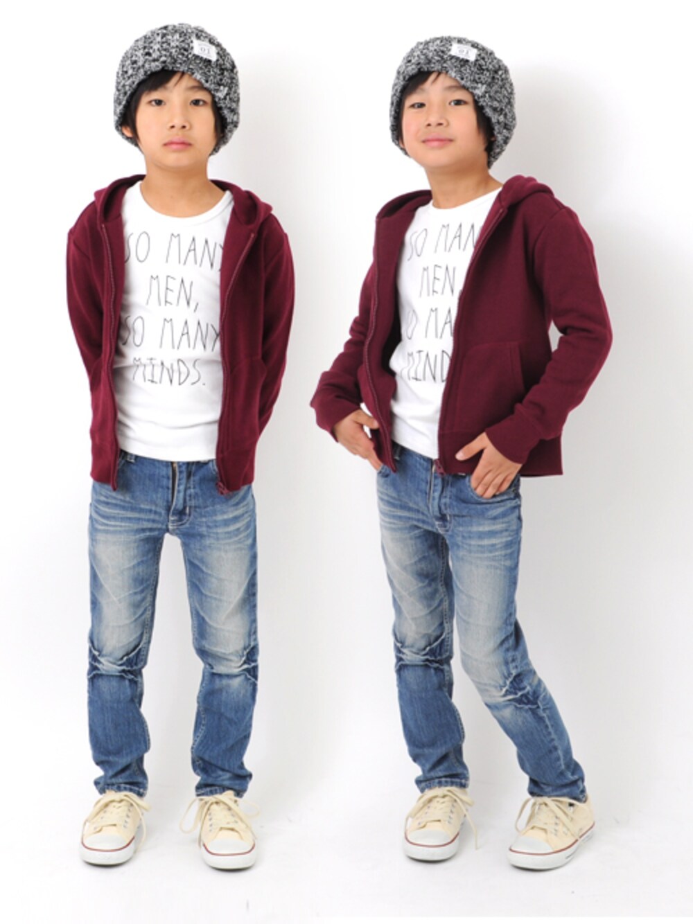 ブルー系のデニムパンツ、レッド系のパーカー、ブラック系のTシャツ/カットソーを着用したキッズの冬コーディネートの1枚目の写真