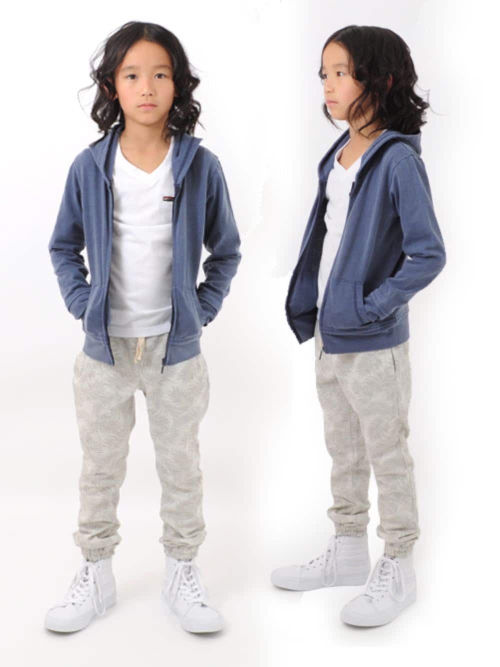 ブルー系のパーカー、グレー系のその他パンツ、ホワイト系のスニーカーを着用したキッズの春コーディネートの1枚目の写真