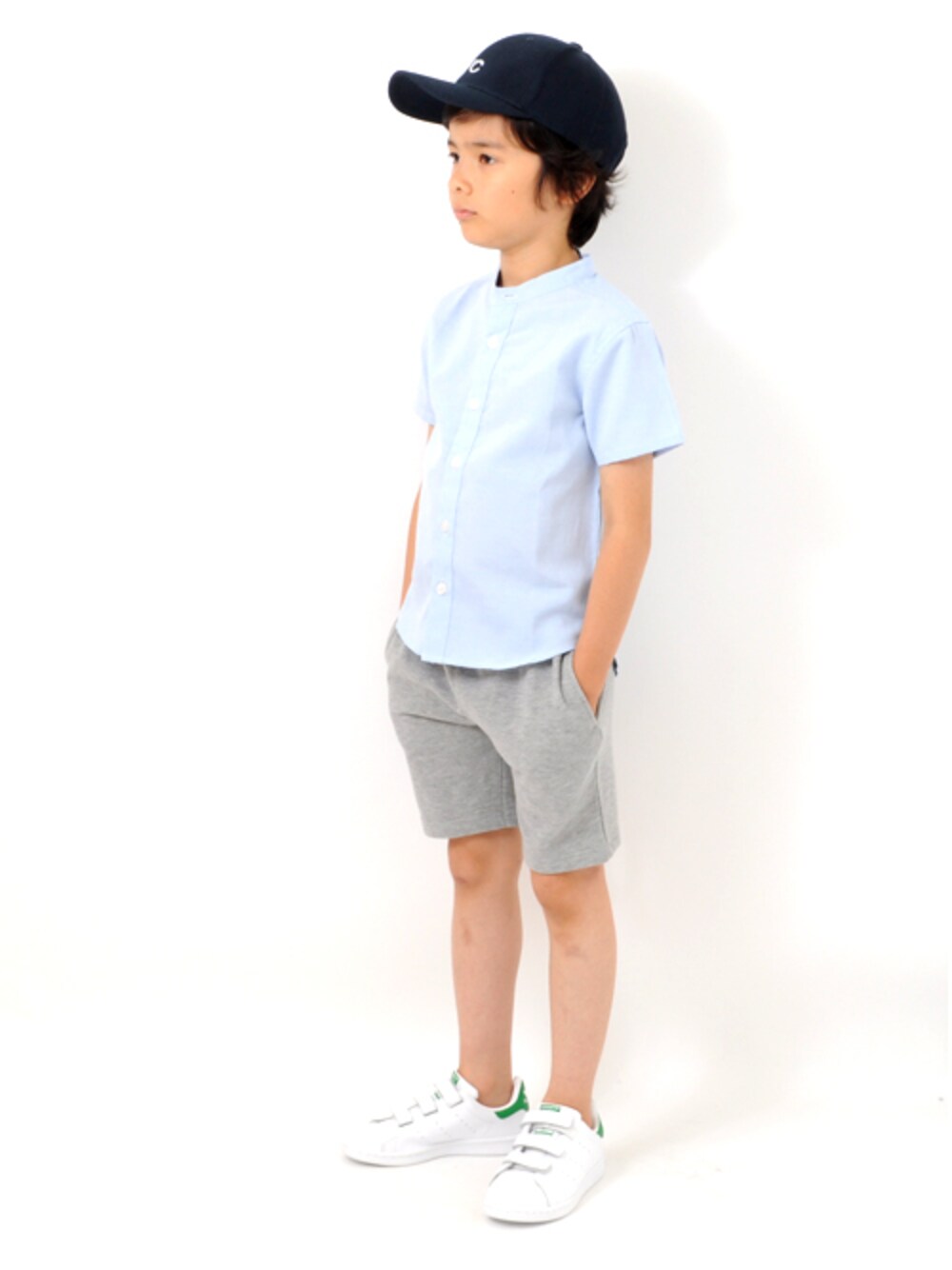 ホワイト系のスニーカー、ブルー系のシャツ/ブラウス、グレー系のその他パンツを着用したキッズの夏コーディネートの1枚目の写真
