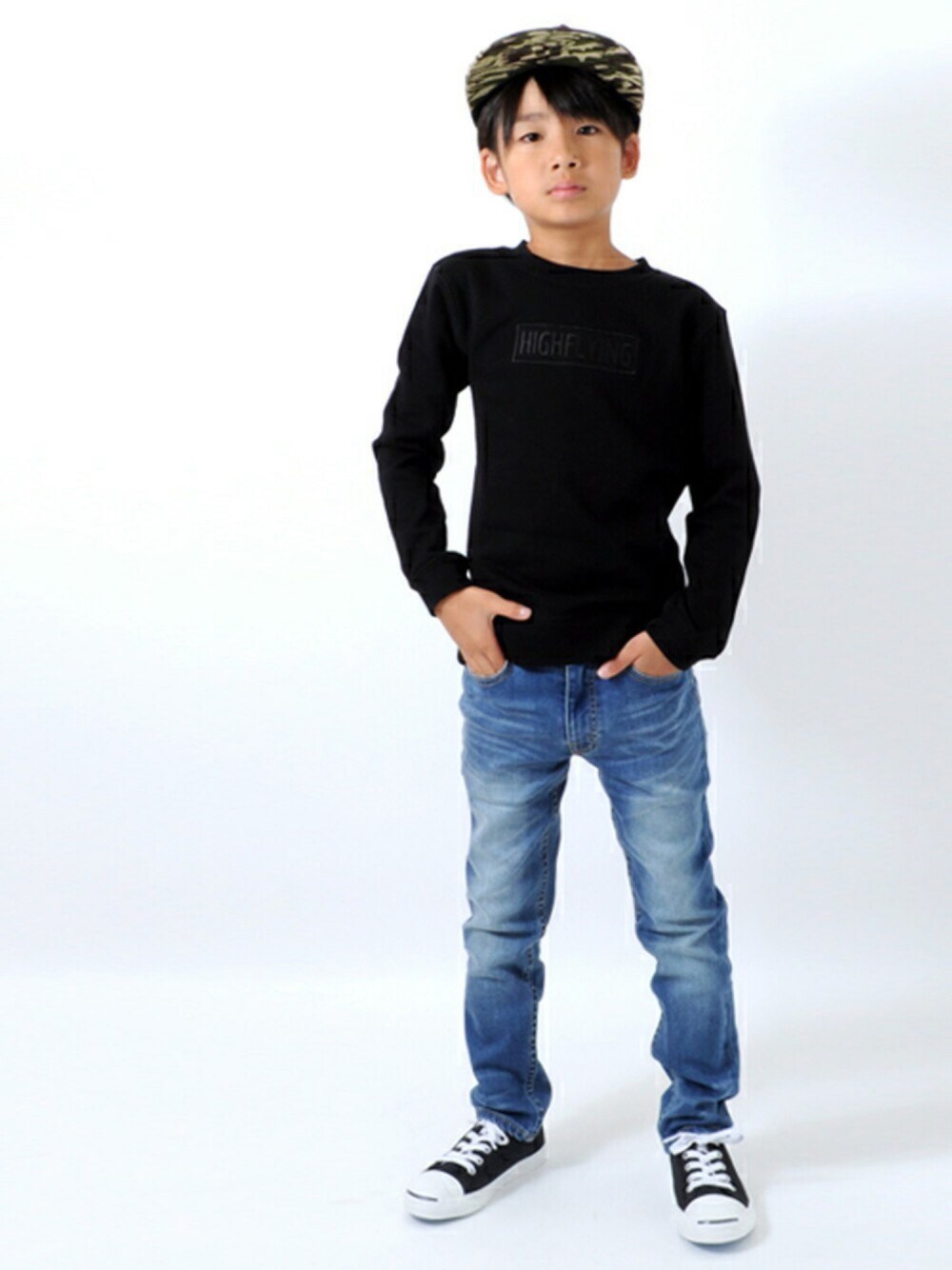 ブラック系のスウェット、ブルー系のデニムパンツ、ブラック系のスニーカーを着用したキッズの秋コーディネートの1枚目の写真