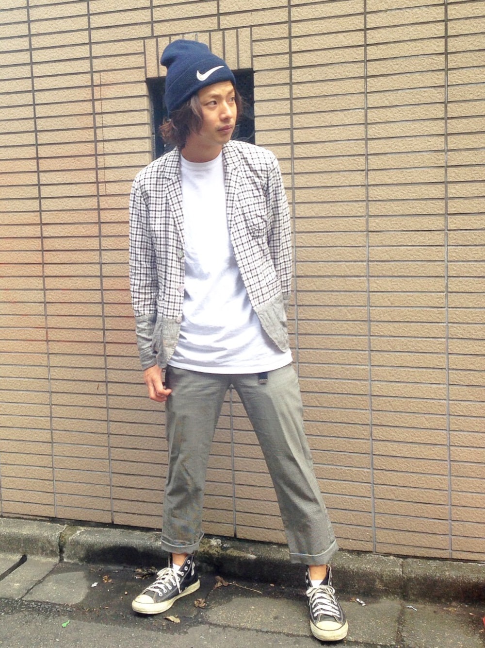 グレー系のテーラードジャケット、グレー系のその他パンツ、ブラック系のスニーカーを着用したメンズの夏コーディネートの1枚目の写真