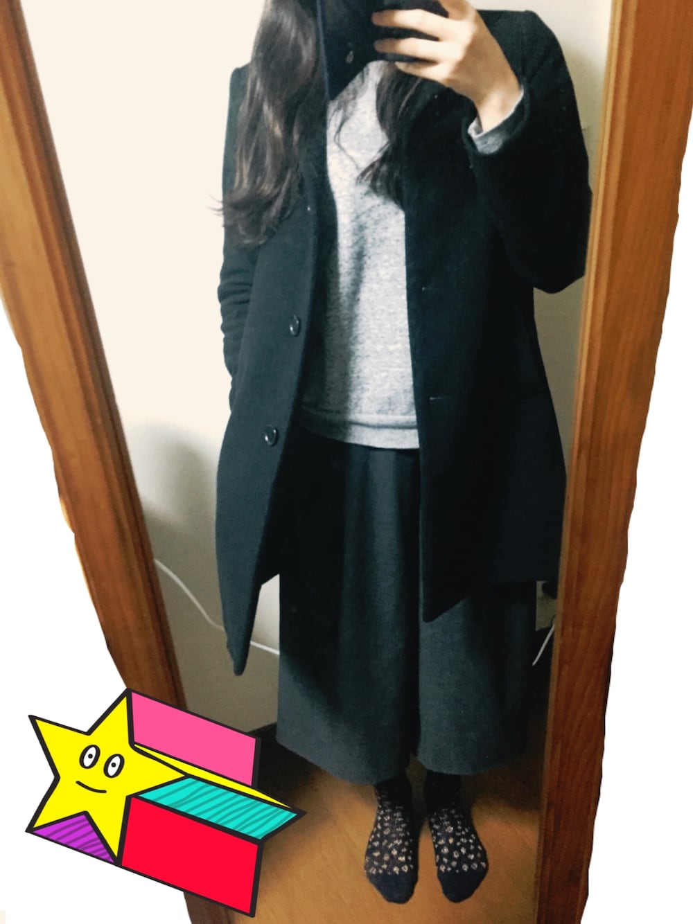 「シンプルコーデ、モノトーン、ガウチョパンツ、スウェット、UNIQLO、寒い」｜「UNIQLOのWOMEN スウェットチュニック（長袖）（パーカー、グレー系）」を使った、Sakiさん（レディース・168cm）の冬コーディネートの1枚目の写真