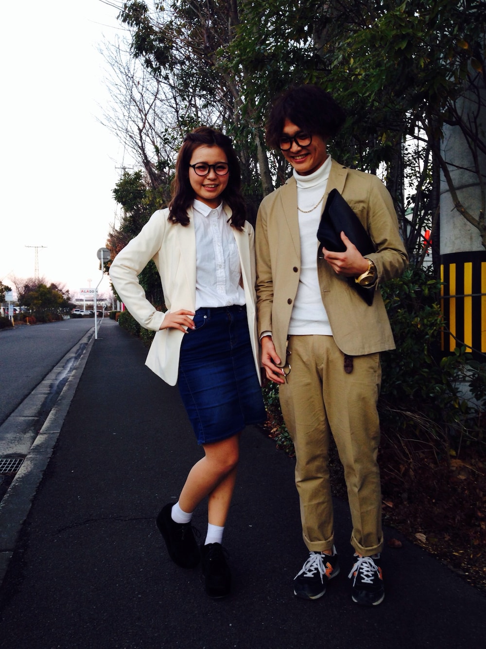 ホワイト系のテーラードジャケット、ブルー系のスカート、ベージュ系のテーラードジャケットを着用したレディースの冬コーディネートの1枚目の写真