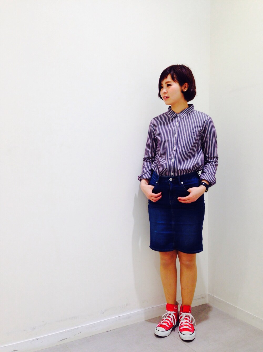 ブルー系のシャツ/ブラウス、ブルー系のデニムスカートを着用したレディースの冬コーディネートの1枚目の写真