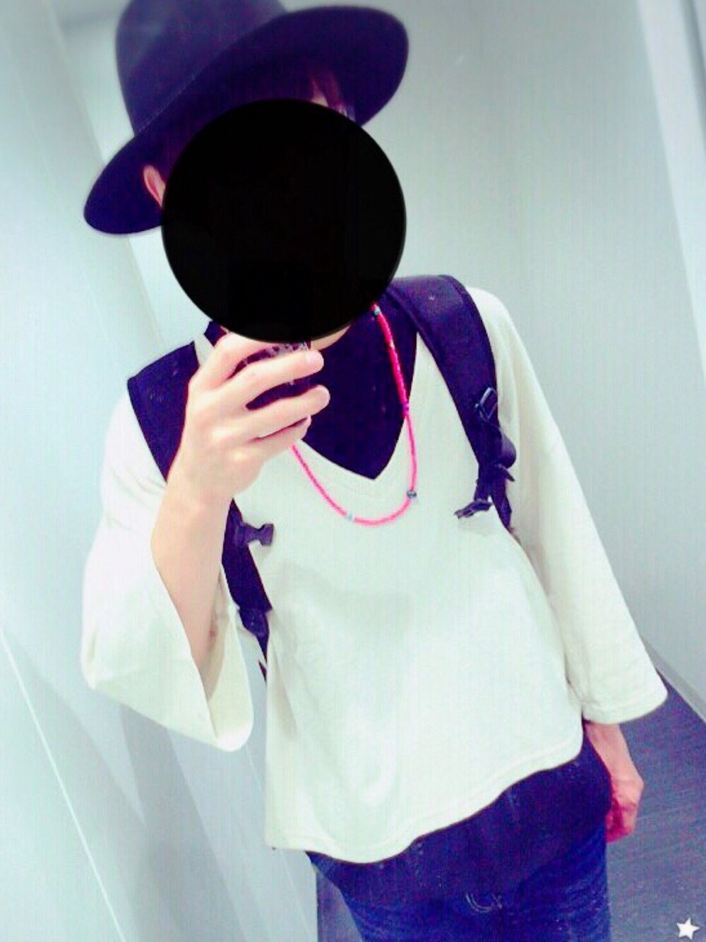 ブラック系のTシャツ/カットソー、グレー系のTシャツ/カットソー、ブルー系のデニムパンツを着用したメンズの夏コーディネートの1枚目の写真